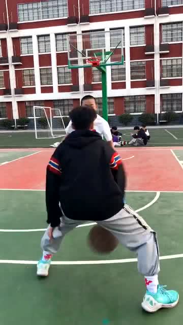 篮球 校园配合篮球男孩
